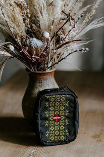 Цивільний підсумок для індивідуальної аптечки з вишивкою у зелено-жовтих відтінках Стохід Апт_Вишиванка_ХЖ фото